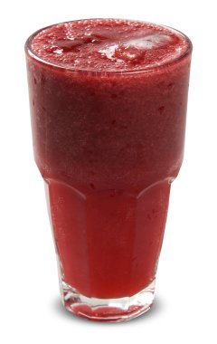 Çilek suyu ile cam. Beyaz arka plan.