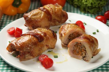 Pastırmalı tavuk parçaları. Sebze arka planda