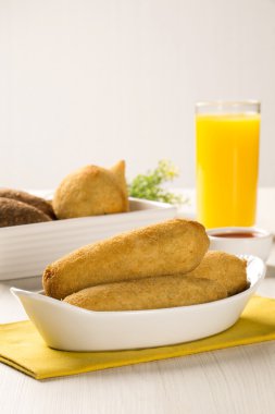 Kızarmış sosis aperatifler. Brezilyalı aperatifler.