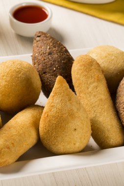 Karışık Brezilya yemeği masada..