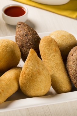 Karışık Brezilya yemeği masada..