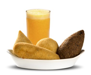 Beyaz zemin üzerine portakal suyu ile karışık Brezilyalı snack.
