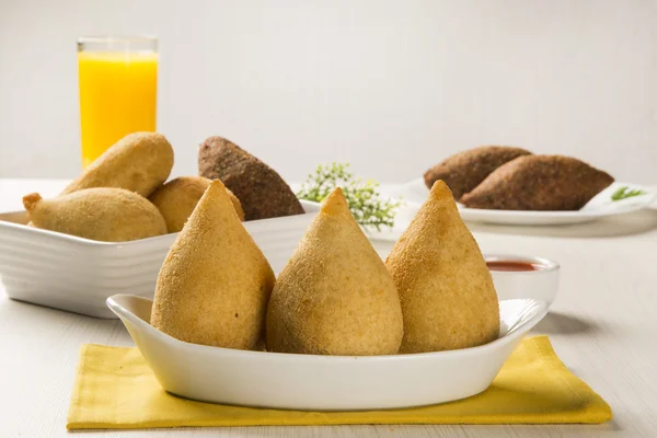 Lanche de frango frito brasileiro, popular em festas locais . — Fotografia de Stock