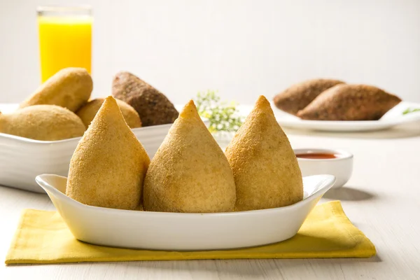 Lanche de frango frito brasileiro, popular em festas locais . — Fotografia de Stock