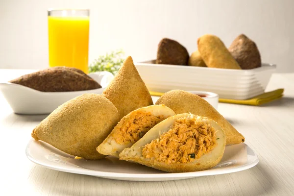 Lanche de frango frito brasileiro, popular em festas locais . — Fotografia de Stock