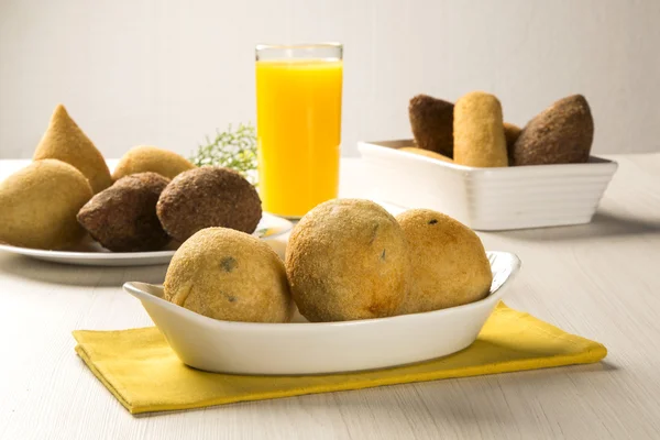 Lanche de frango frito brasileiro, popular em festas locais . — Fotografia de Stock