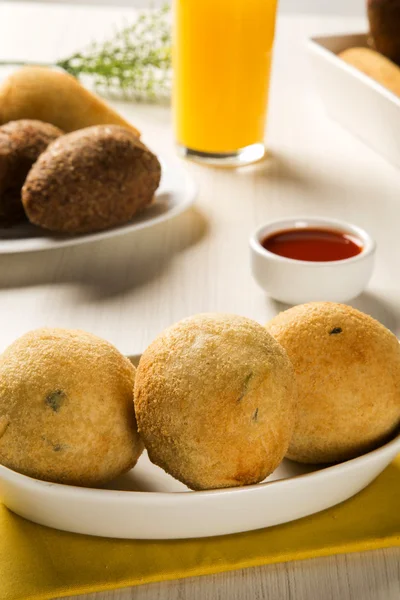 Lanche de frango frito brasileiro, popular em festas locais . — Fotografia de Stock