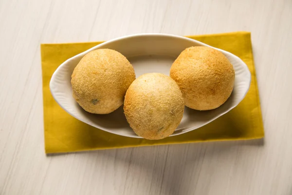 Brasilianischer frittierter Hähnchen-Snack, beliebt auf lokalen Partys. — Stockfoto