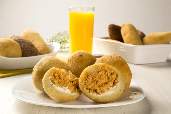 Lanche de frango frito brasileiro, popular em festas locais . — Fotografia de Stock