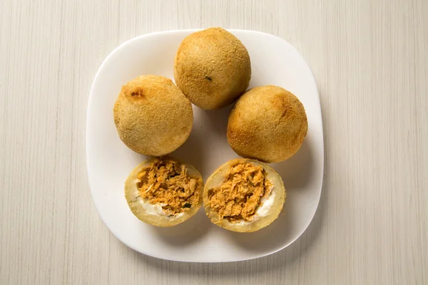 Lanche de frango frito brasileiro, popular em festas locais . — Fotografia de Stock