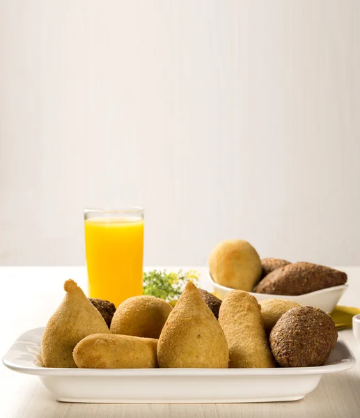 Snack brasileño mixto en la mesa . —  Fotos de Stock