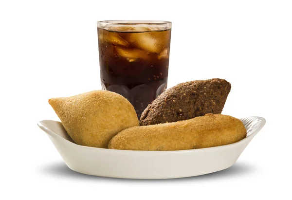 Snack brasileño mixto con cola sobre fondo blanco . — Foto de Stock