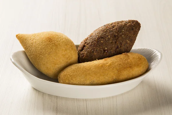 Lanche brasileiro misto sobre fundo branco . — Fotografia de Stock