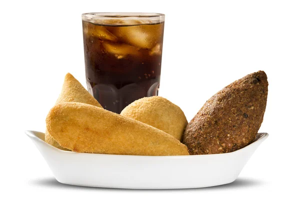 Gemengde Braziliaanse snack met cola op witte achtergrond. — Stockfoto
