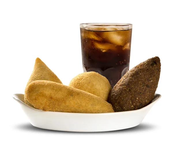 Snack brasileño mixto con cola sobre fondo blanco . —  Fotos de Stock