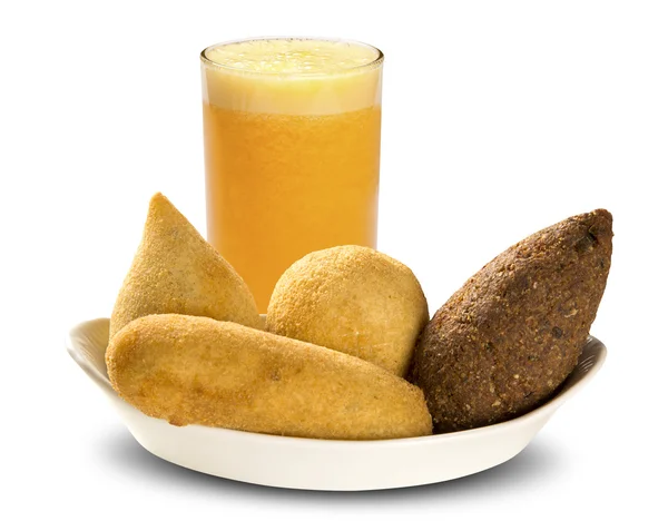 Blandade brasilianska mellanmål med apelsinjuice på vit bakgrund. — Stockfoto