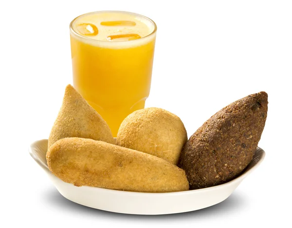 Gemischter brasilianischer Snack mit Orangensaft auf weißem Hintergrund. — Stockfoto