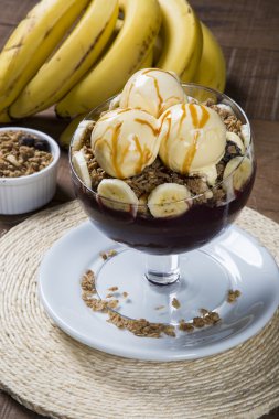 Acai kase dondurma ve muz ile