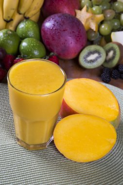 Taze mango suyu meyve içinde belgili tanımlık geçmiş