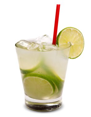 Beyaz arka plan üzerinde izole buz ile taze limon içecek. Caipiri
