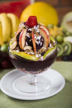 Acai kase dondurma, meyve ve tahıl.