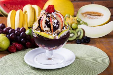 Acai kase dondurma, meyve ve tahıl.