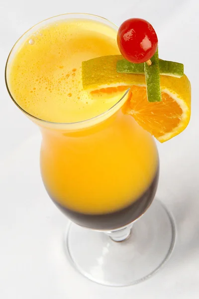 Cocktail de frutas. bebida fria tradicional no verão . — Fotografia de Stock