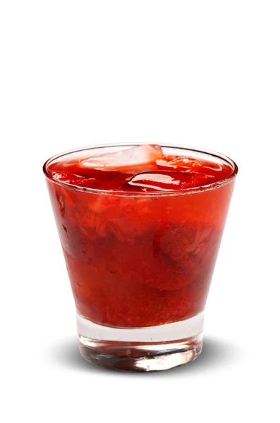 Verse aardbeien drank met ijs geïsoleerd op witte achtergrond — Stockfoto