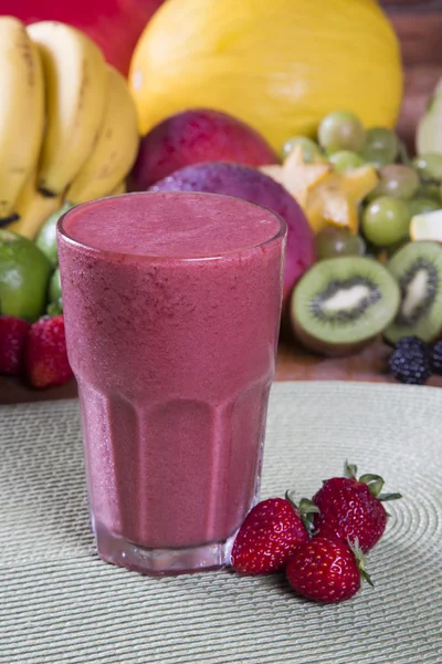 Vaso de zumo con frutas frescas para el verano — Foto de Stock