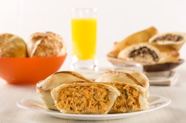 Empada Brezilya snack. pasta woode üzerinde beyaz tabakta tavuk