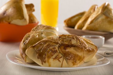 Ahşap arka plan üzerinde peynir jambon ile Brezilyalı aperatif kızarmış.