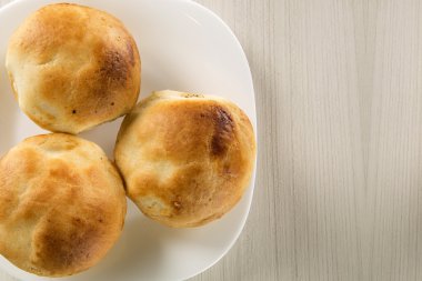 Empada Brezilya snack. pasta woode üzerinde beyaz tabakta tavuk