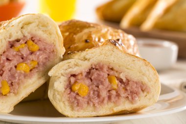 Ahşap arka plan üzerinde peynir jambon ile Brezilyalı aperatif kızarmış.