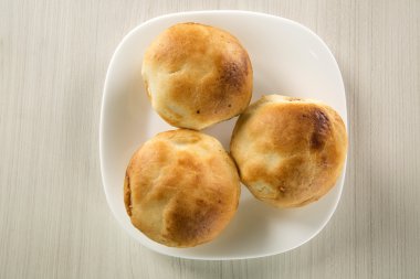 Empada Brezilya snack. pasta woode üzerinde beyaz tabakta tavuk