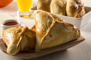 Brezilyalı aperatif. Et Esfiha masaya