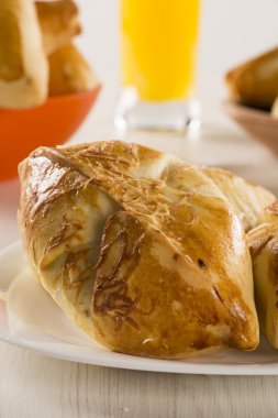 Ahşap arka plan üzerinde peynir jambon ile Brezilyalı aperatif kızarmış.