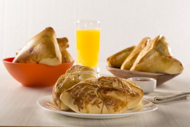 Ahşap arka plan üzerinde peynir jambon ile Brezilyalı aperatif kızarmış.