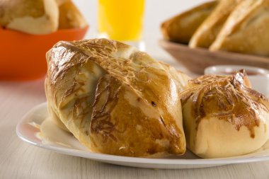 Ahşap arka plan üzerinde peynir jambon ile Brezilyalı aperatif kızarmış.