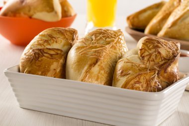 Ahşap arka plan üzerinde peynir jambon ile Brezilyalı aperatif kızarmış.