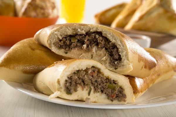 Snack brasileño. Carne Esfiha en la mesa — Foto de Stock