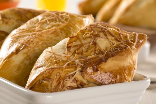 Lanche brasileiro frito com presunto de queijo em fundo de madeira . — Fotografia de Stock