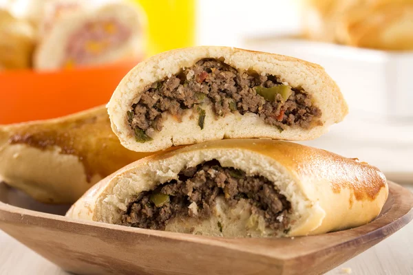 Snack brasileño. Carne Esfiha en la mesa —  Fotos de Stock