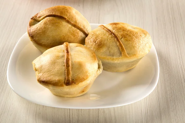 Бразильський Empada перекусити. пиріг з куркою на білий плита на woode — стокове фото