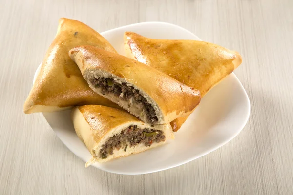 Snack brasileño. Carne Esfiha en la mesa — Foto de Stock