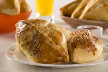 Ahşap arka plan üzerinde peynir jambon ile Brezilyalı aperatif kızarmış.