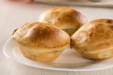 Empada Brezilya snack. pasta woode üzerinde beyaz tabakta tavuk