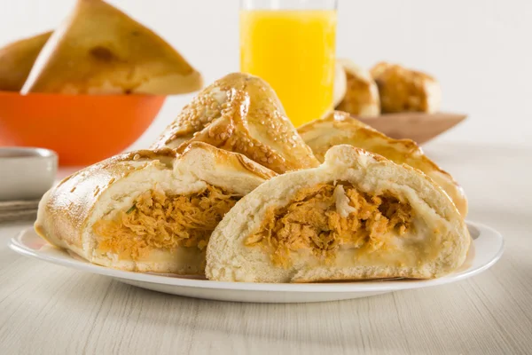 Snack brasileño. pollo Esfiha en la mesa —  Fotos de Stock