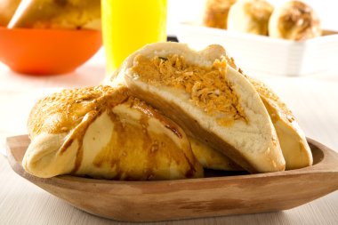 Brezilyalı aperatif. tavuk Esfiha masaya