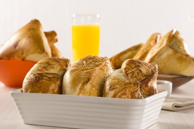 Ahşap arka plan üzerinde peynir jambon ile Brezilyalı aperatif kızarmış.