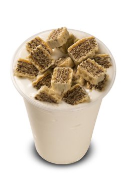 Çikolata parçaları ile muzlu süt. Beyaz arka plan